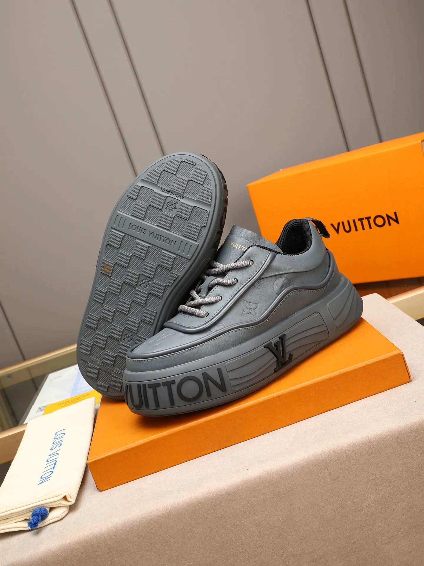 Men's men's shoes 💰560 LV are fashionable and fashionable, and the uppers are made of imported cowhide embossing! Super trendy design! It’s eye-catching! The leather is soft, delicate, shiny and translucent, showing the ultimate in pure handcraftsmanship, and the mesh is soft, comfortable and breathable! Size: 39-44 (38 45 customized)